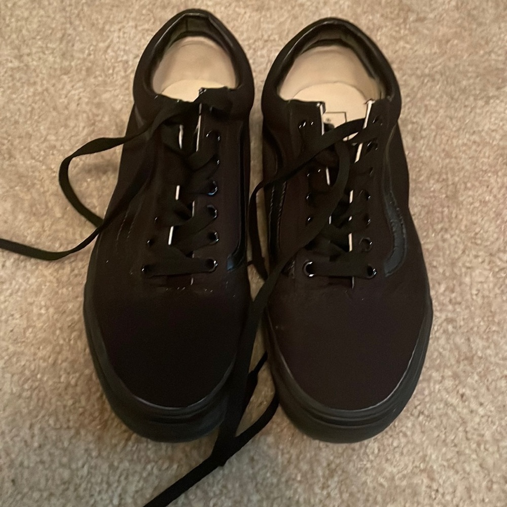 Black Vans EUC absolutely no wear on the bottom